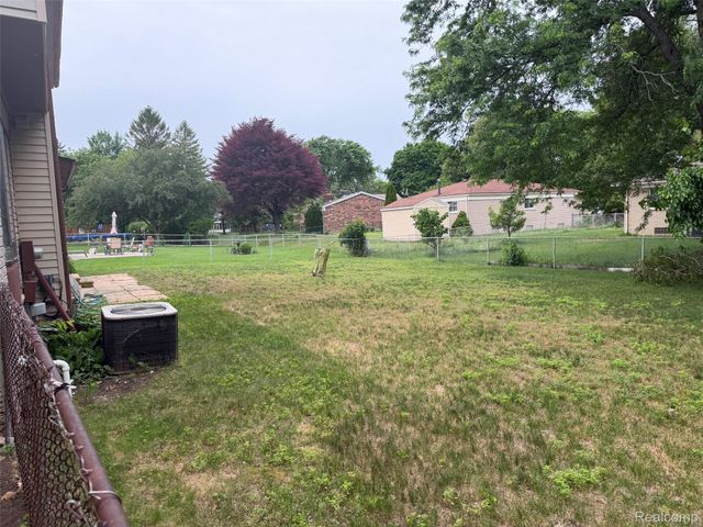 29538 E Nottingham Circle, Warren, MI 48092