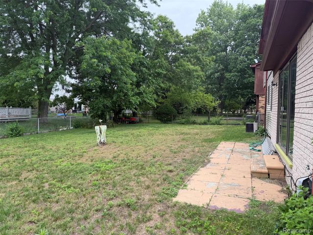 29538 E Nottingham Circle, Warren, MI 48092