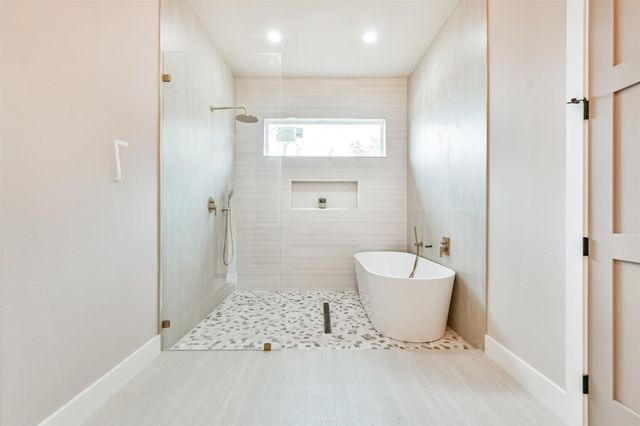 250 Pony Trail, Angleton, TX 77515