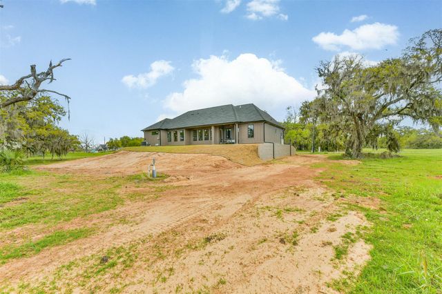 250 Pony Trail, Angleton, TX 77515