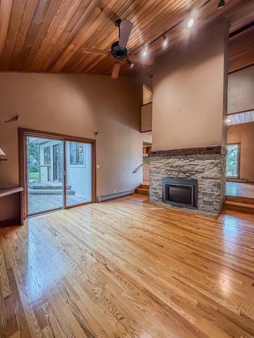 804 Walden Lane, Grundy Center, IA 50638
