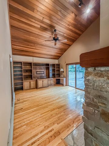 804 Walden Lane, Grundy Center, IA 50638