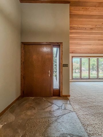 804 Walden Lane, Grundy Center, IA 50638