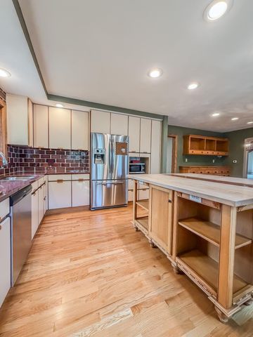 804 Walden Lane, Grundy Center, IA 50638