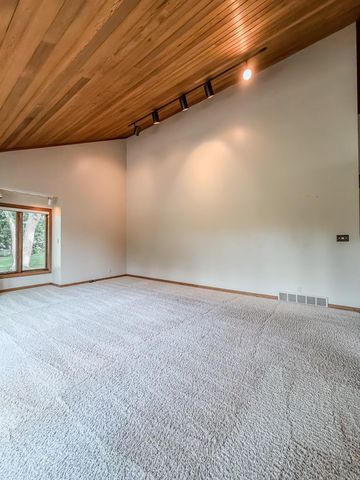 804 Walden Lane, Grundy Center, IA 50638
