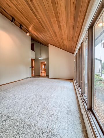 804 Walden Lane, Grundy Center, IA 50638
