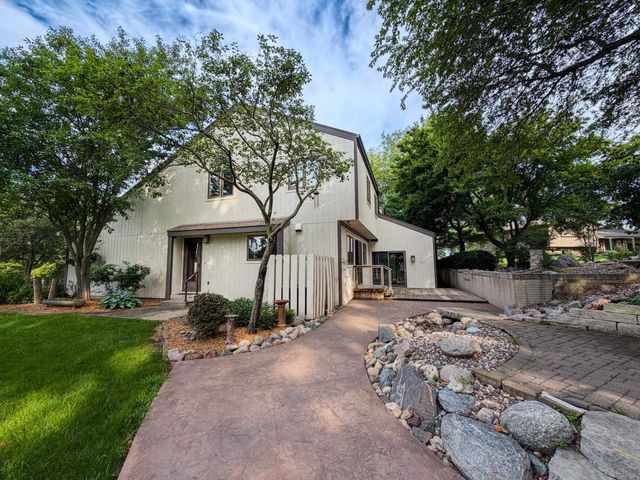 804 Walden Lane, Grundy Center, IA 50638
