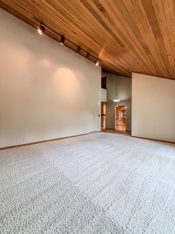 804 Walden Lane, Grundy Center, IA 50638