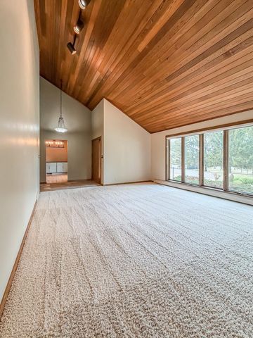 804 Walden Lane, Grundy Center, IA 50638