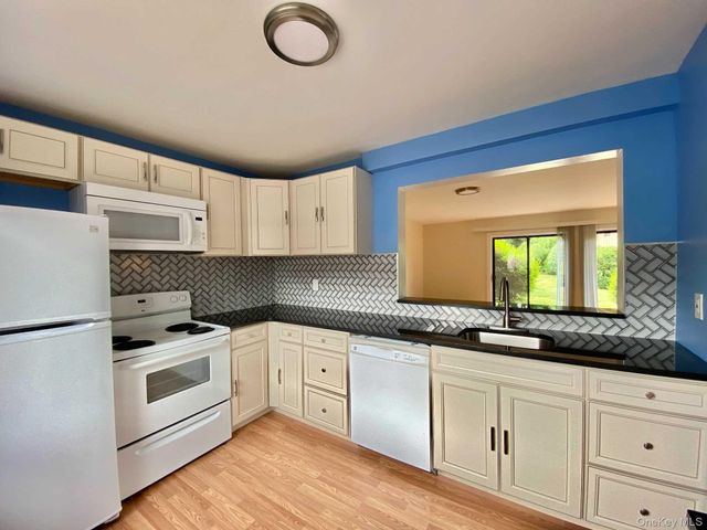 59 HUDSON HEIGHTS Drive, Poughkeepsie, NY 12601