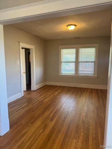 6751 Crest Avenue, University City, MO 63130