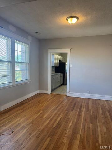 6751 Crest Avenue, University City, MO 63130