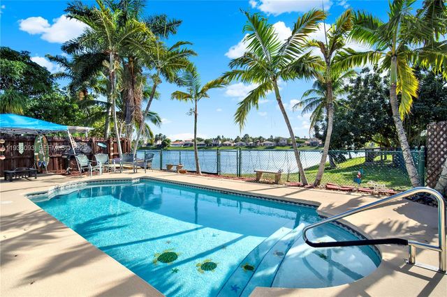 8916 SW 213th St, Cutler Bay, FL 33189