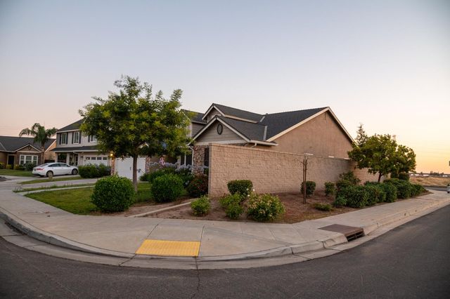 7441 N La Paz Avenue, Fresno, CA 93722