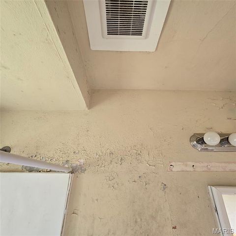 10125 Crown Point Drive, St Louis, MO 63136