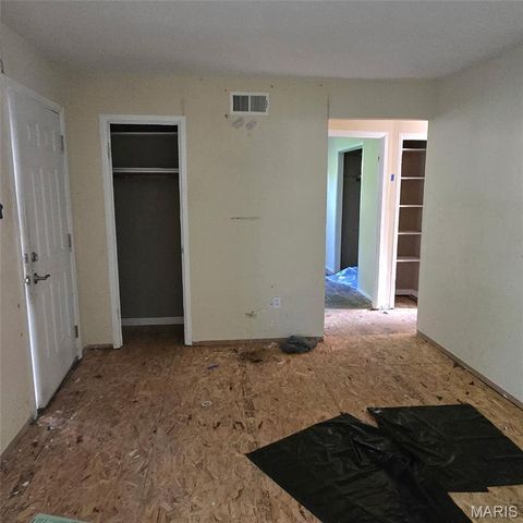 10125 Crown Point Drive, St Louis, MO 63136