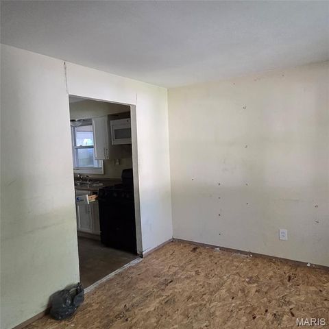 10125 Crown Point Drive, St Louis, MO 63136