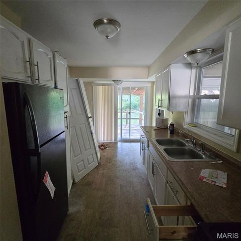 10125 Crown Point Drive, St Louis, MO 63136