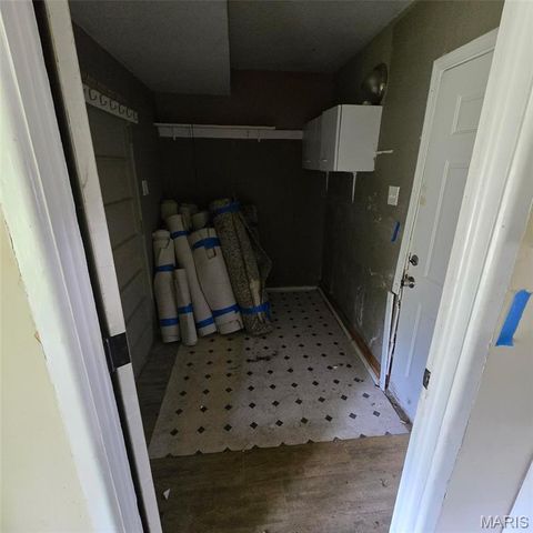 10125 Crown Point Drive, St Louis, MO 63136