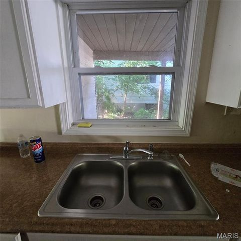 10125 Crown Point Drive, St Louis, MO 63136