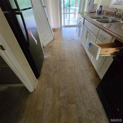 10125 Crown Point Drive, St Louis, MO 63136