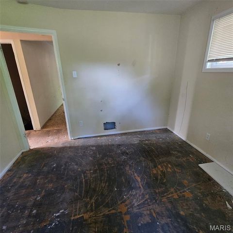 10125 Crown Point Drive, St Louis, MO 63136