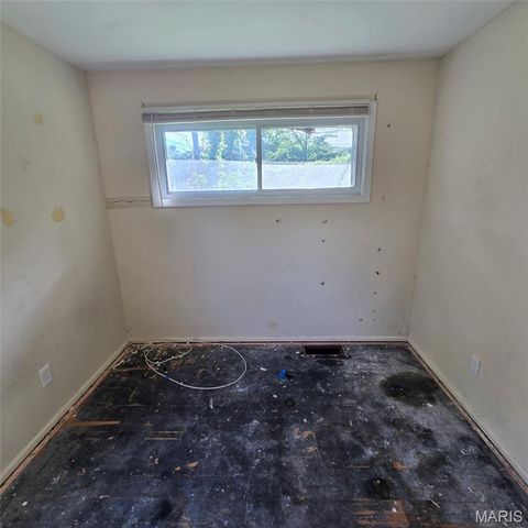 10125 Crown Point Drive, St Louis, MO 63136