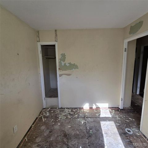 10125 Crown Point Drive, St Louis, MO 63136