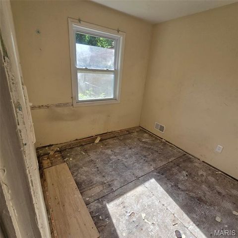 10125 Crown Point Drive, St Louis, MO 63136