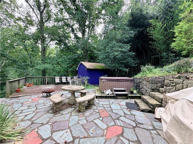 1235 Johnson Road, Charleston, WV 25314