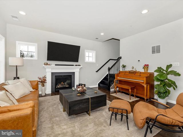 2813 HILLFIELD DR, Frederick, MD 21702