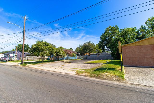 213 E Texas Avenue, Baytown, TX 77520