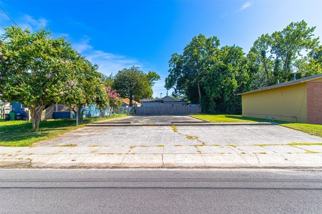 213 E Texas Avenue, Baytown, TX 77520