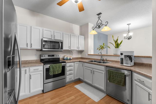 3001 Juniper Lane H, Woodbury, MN 55125