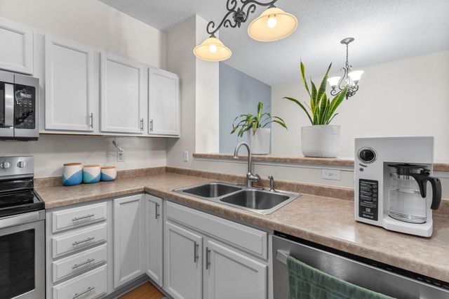 3001 Juniper Lane H, Woodbury, MN 55125