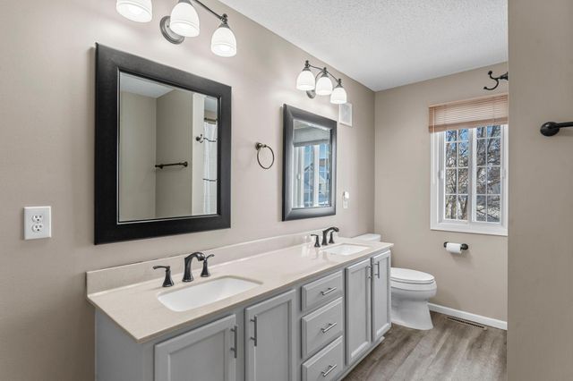 3001 Juniper Lane H, Woodbury, MN 55125