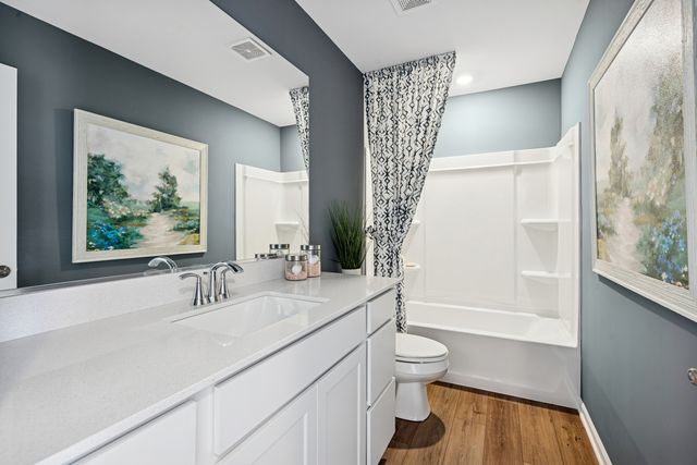 206 Neubauer Circle 1601, Lindenhurst, IL 60046