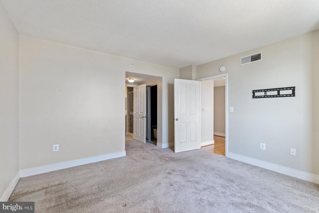 Image 15 of property listing at 414 WATER ST #2512, Baltimore, MD 21202