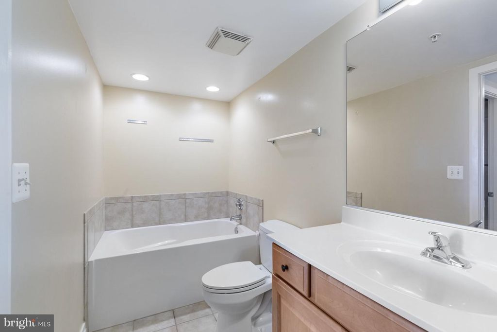 Image 19 of property listing at 414 WATER ST #2512, Baltimore, MD 21202