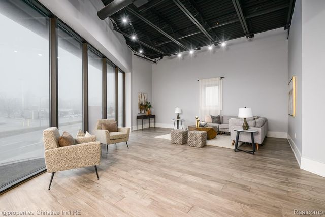 32686 Woodward Avenue E, Royal Oak, MI 48073