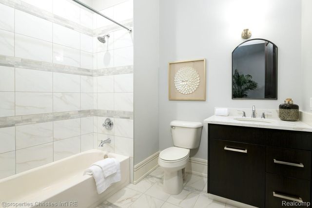 32686 Woodward Avenue E, Royal Oak, MI 48073