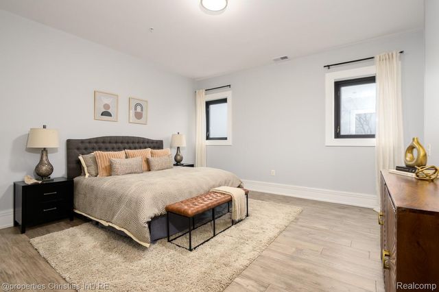 32686 Woodward Avenue E, Royal Oak, MI 48073