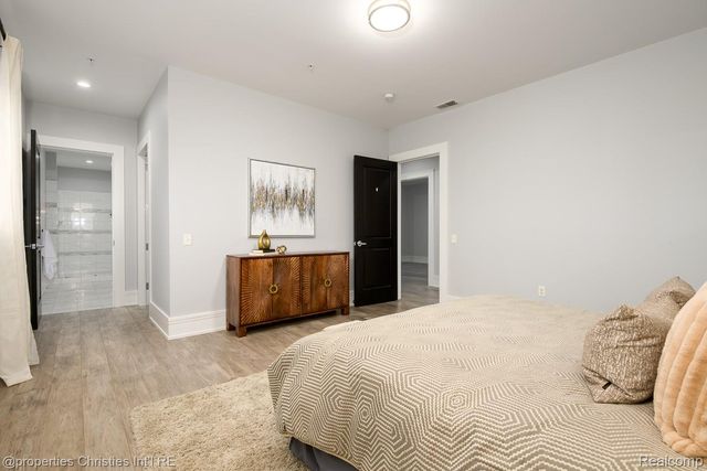 32686 Woodward Avenue E, Royal Oak, MI 48073