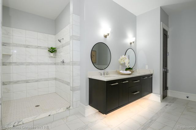 32686 Woodward Avenue E, Royal Oak, MI 48073