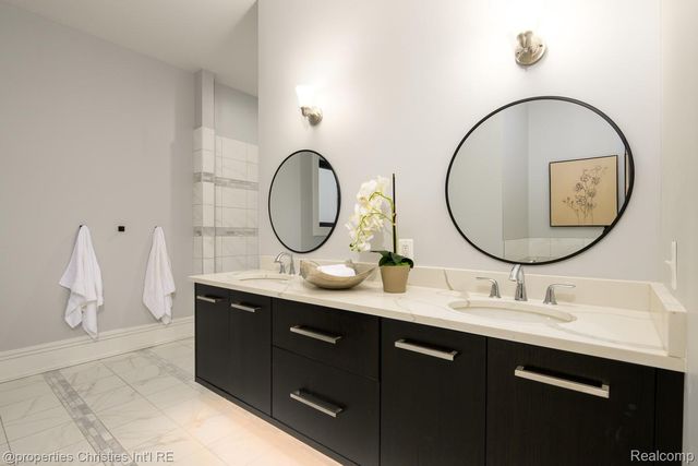 32686 Woodward Avenue E, Royal Oak, MI 48073