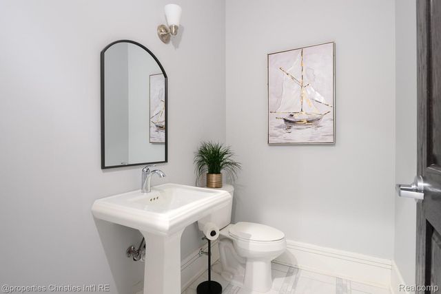32686 Woodward Avenue E, Royal Oak, MI 48073
