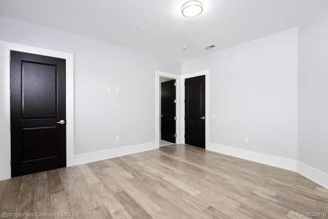 32686 Woodward Avenue E, Royal Oak, MI 48073