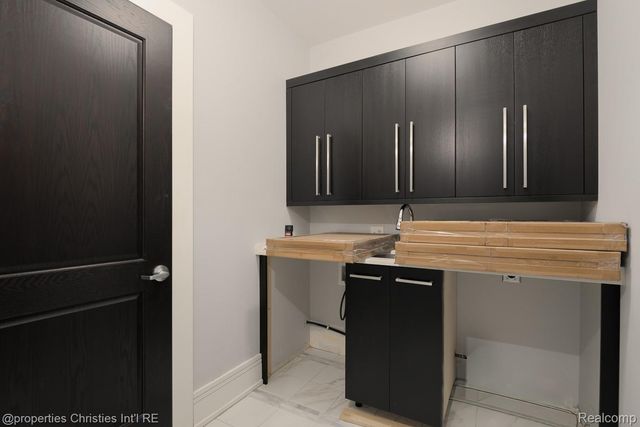 32686 Woodward Avenue E, Royal Oak, MI 48073