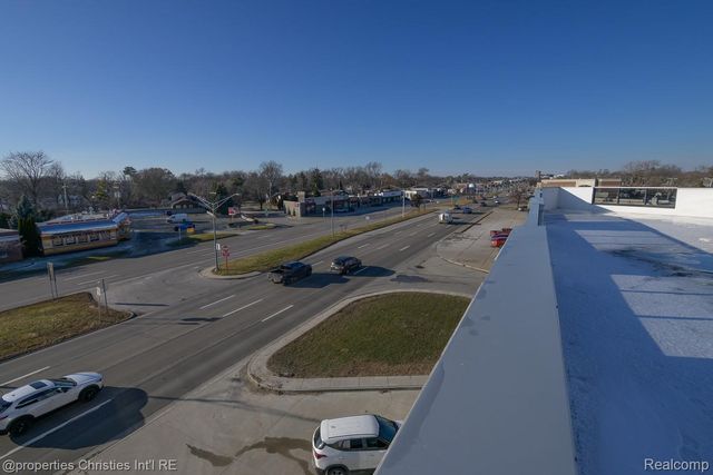 32686 Woodward Avenue E, Royal Oak, MI 48073