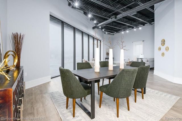 32686 Woodward Avenue E, Royal Oak, MI 48073